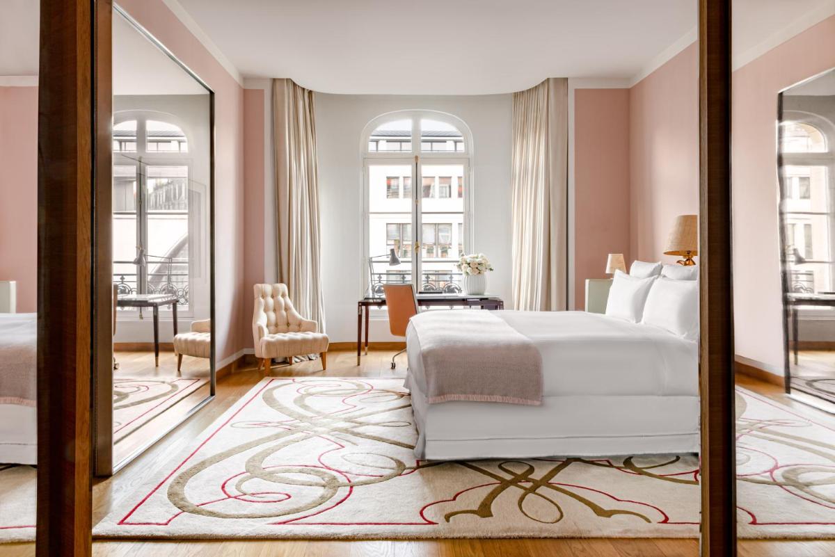 Un ou plusieurs lits dans un hébergement de l'établissement Hôtel Le Royal Monceau Raffles Paris