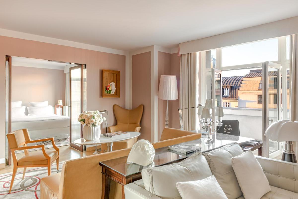 Coin salon dans l'établissement Hôtel Le Royal Monceau Raffles Paris
