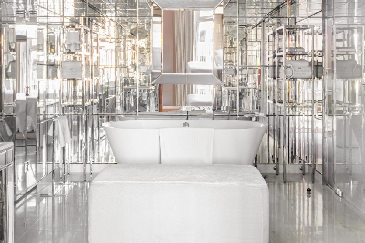 Coin salon dans l'établissement Hôtel Le Royal Monceau Raffles Paris