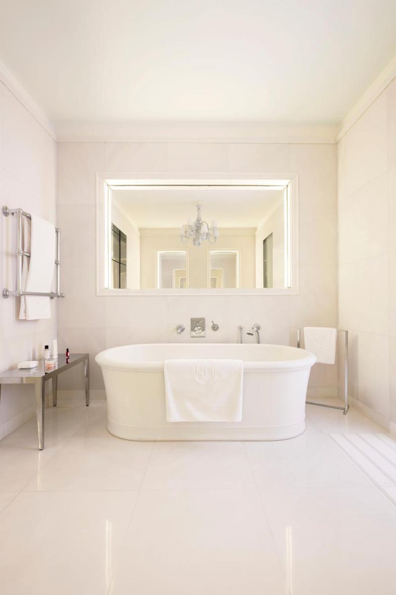 Salle de bains dans l'établissement Hôtel Le Royal Monceau Raffles Paris