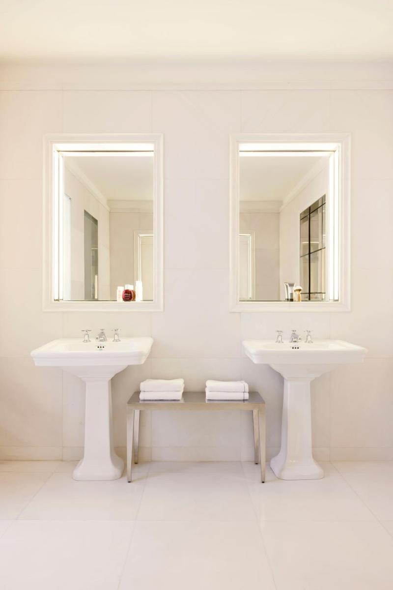 Salle de bains dans l'établissement Hôtel Le Royal Monceau Raffles Paris