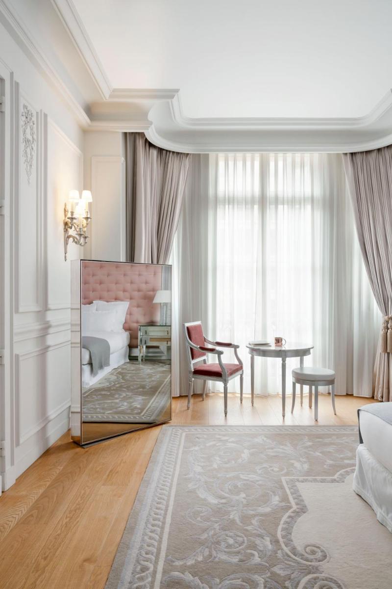 Coin salon dans l'établissement Hôtel Le Royal Monceau Raffles Paris