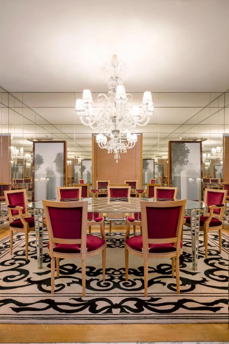 Coin salon dans l'établissement Hôtel Le Royal Monceau Raffles Paris