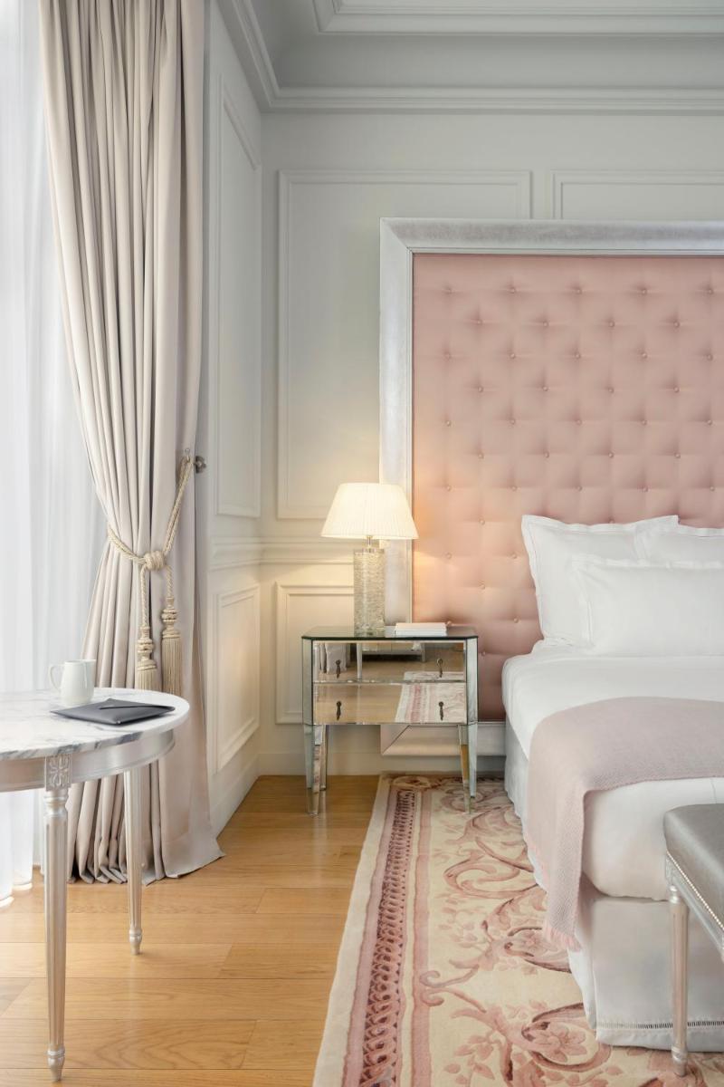 Un ou plusieurs lits dans un hébergement de l'établissement Hôtel Le Royal Monceau Raffles Paris