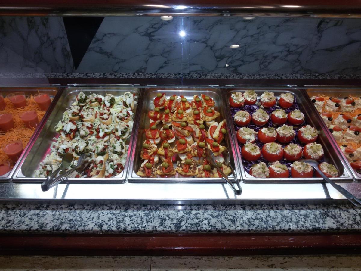 Comida en o cerca de este hotel