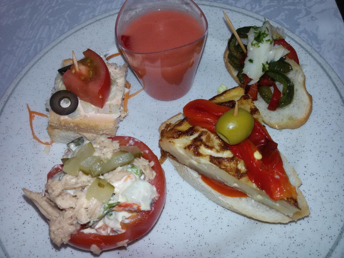 Comida en o cerca de este hotel