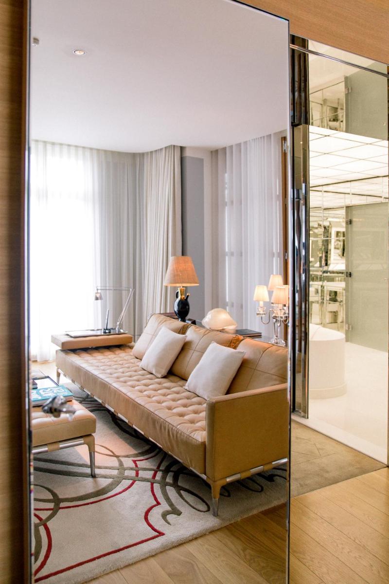 Un ou plusieurs lits dans un hébergement de l'établissement Hôtel Le Royal Monceau Raffles Paris