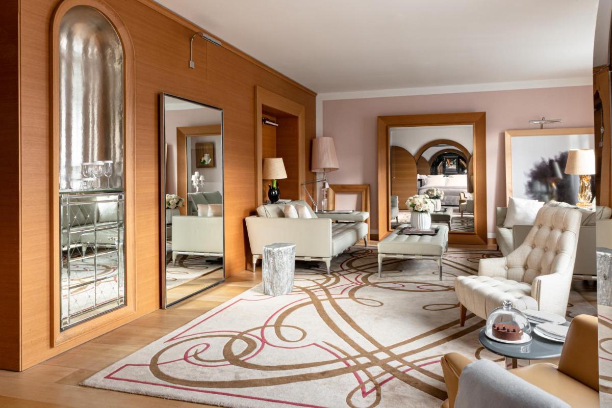 Coin salon dans l'établissement Hôtel Le Royal Monceau Raffles Paris