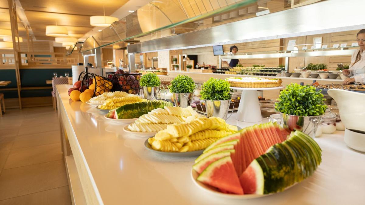 Comida en o cerca de este hotel