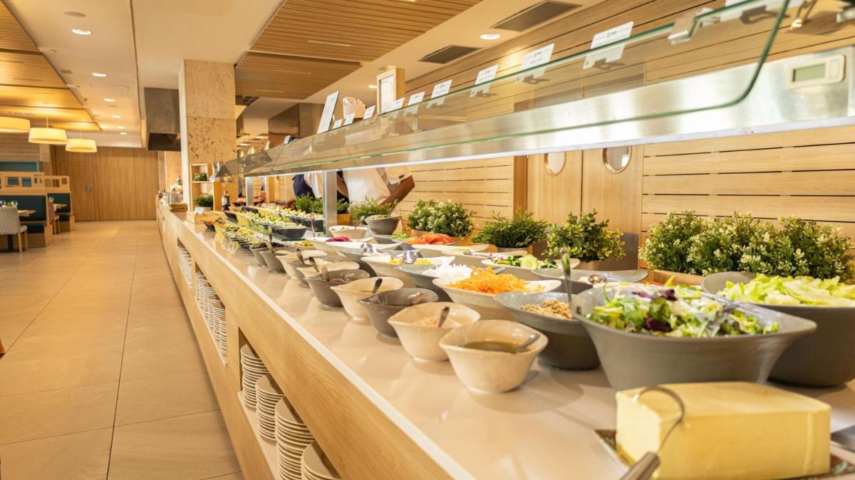 una línea de buffet con muchos tazones de comida en Seth 55 Santo Tomas, en Santo Tomás
