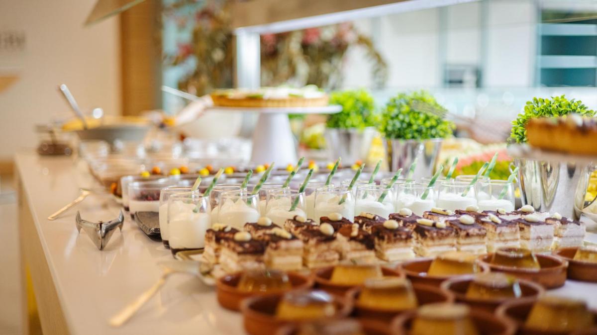 Comida en o cerca de este hotel