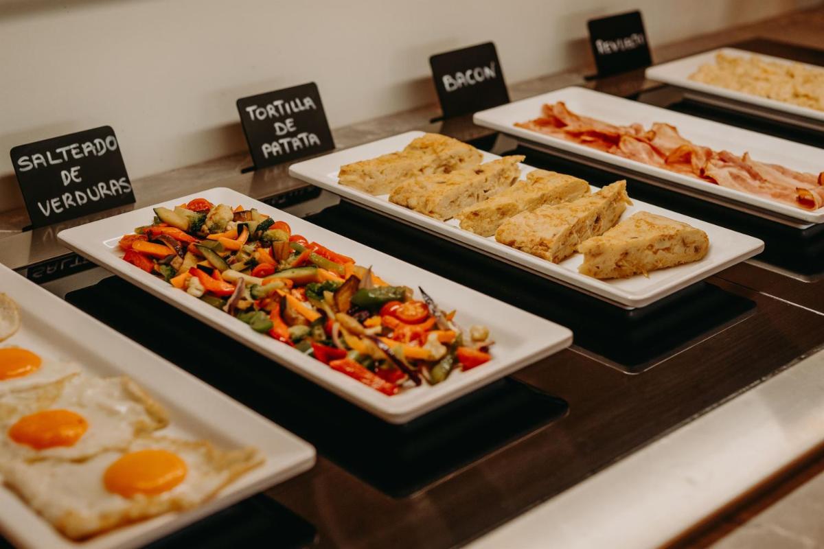Comida en o cerca de este hotel
