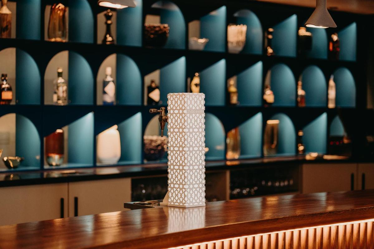 El salón o zona de bar de Abba Comillas Hotel