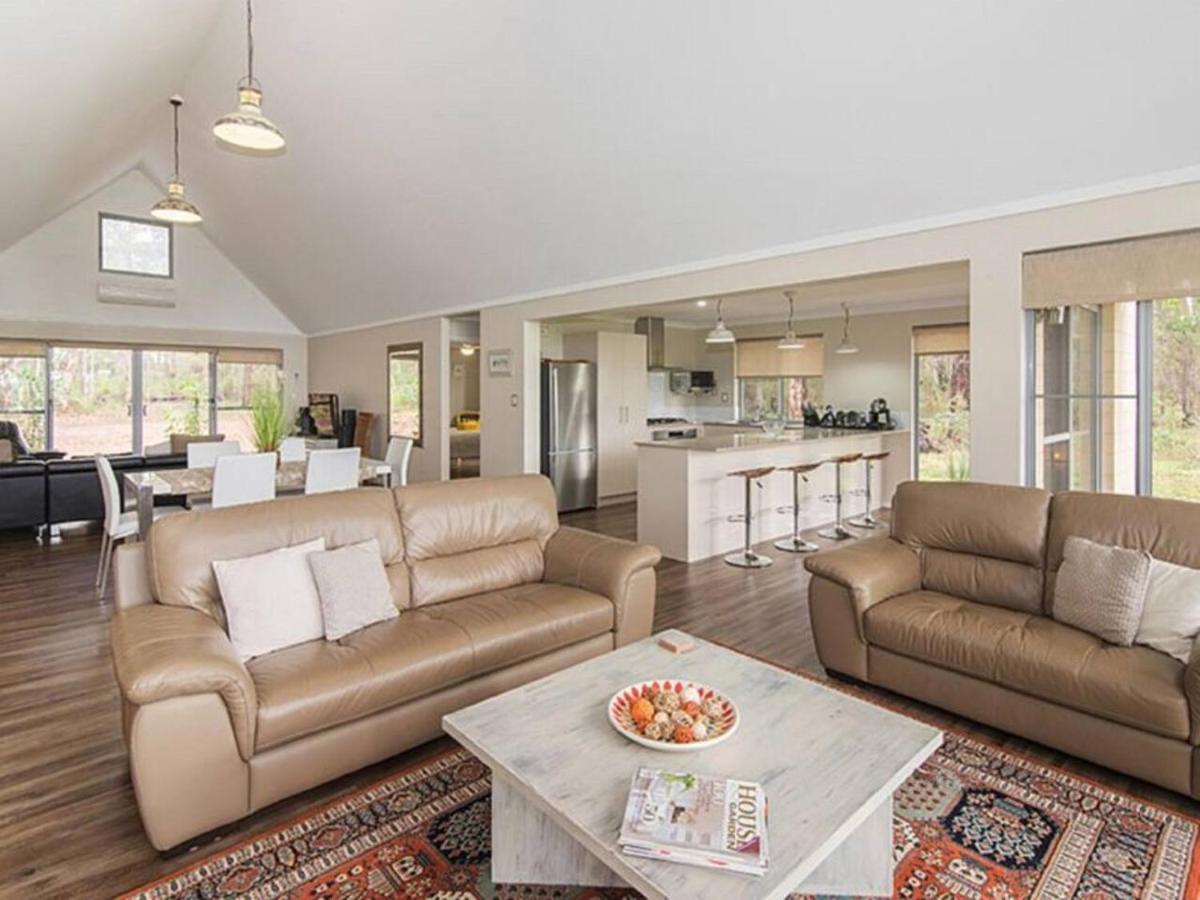 THE RIDGE.... Stunning valley vineyard views - Housity