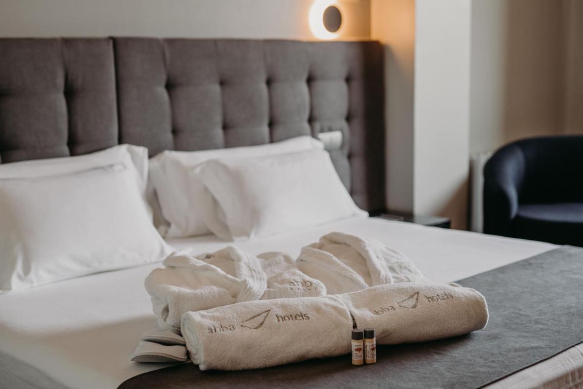 Cama o camas de una habitación en Abba Comillas Hotel