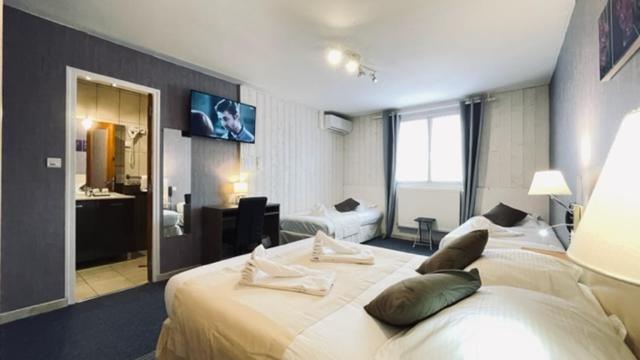 une chambre d'hôtel avec un grand lit et une salle de bain dans l'établissement Auberge de la Petite Reine, à Siorac-en-Périgord 30 autres photos