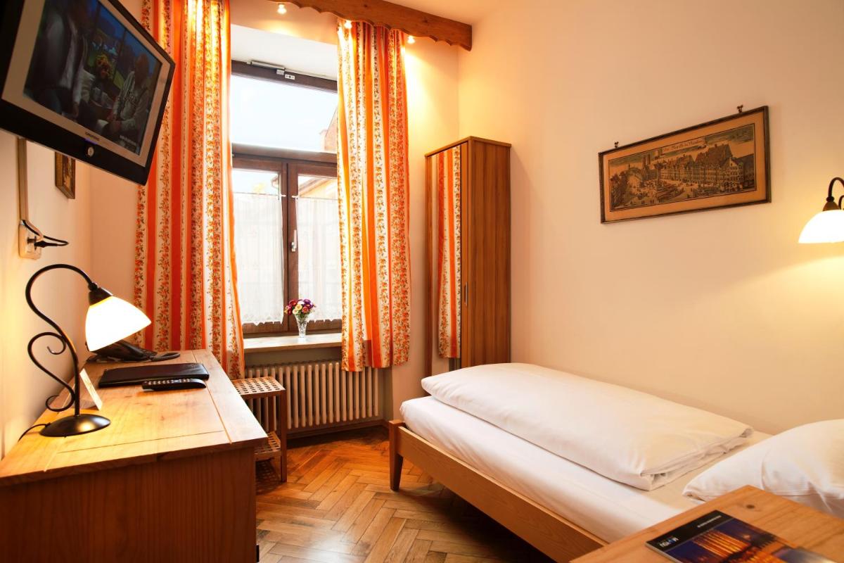 Hotel Hahn - Housity