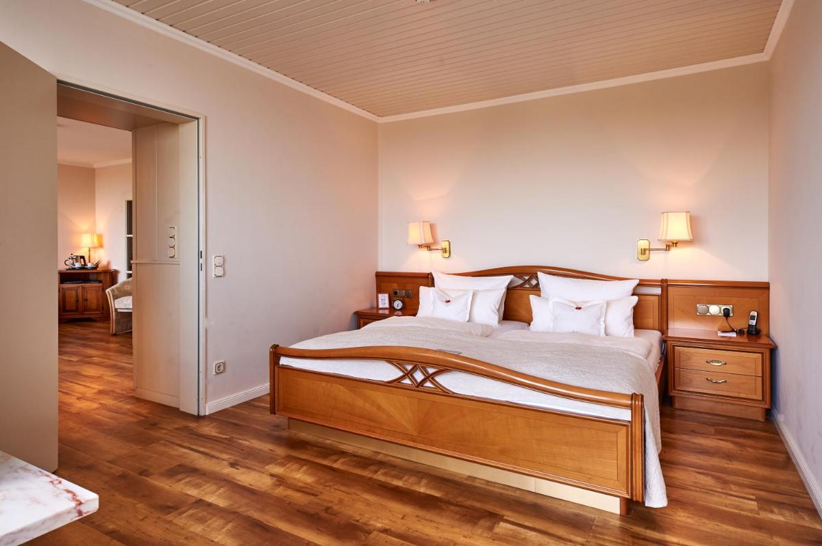 Ein Bett oder Betten in einem Zimmer der Unterkunft Badhotel Sternhagen