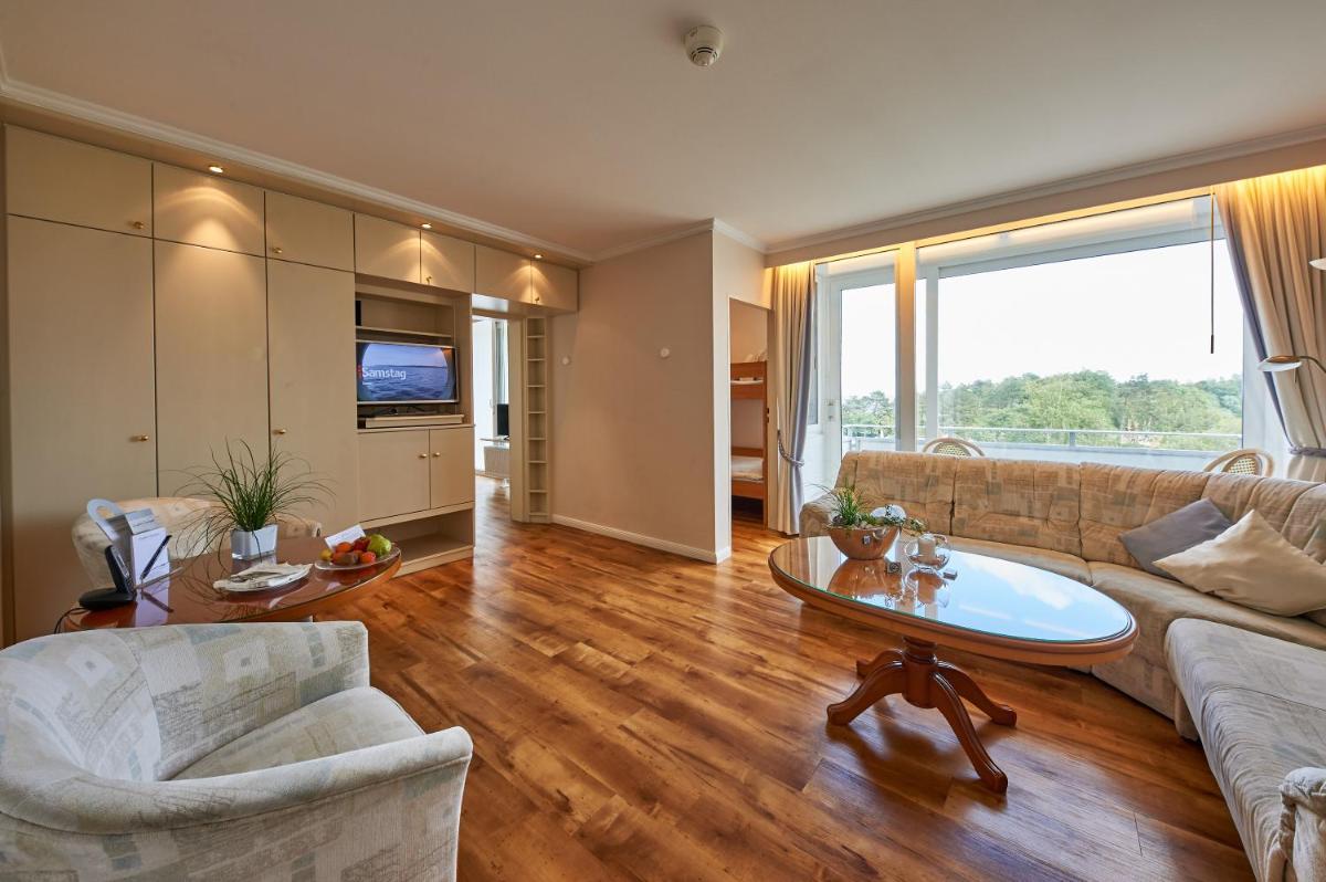 ein Wohnzimmer mit Couch und Tisch in der Unterkunft Badhotel Sternhagen in Cuxhaven