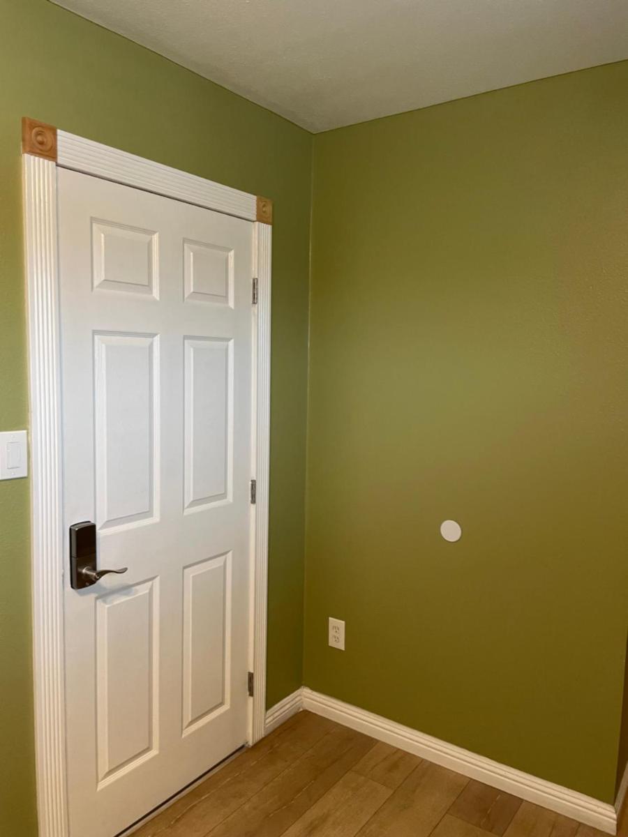 Private Room in Los Angeles with WIFI, TV, and View of Hollywood Sign & Shared Kitchen - Housity