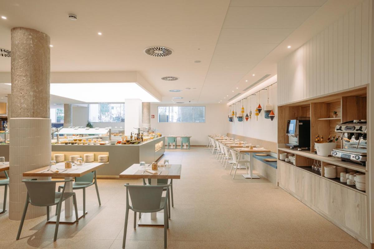 Utensilios para hacer té y café en Blaumar Hotel