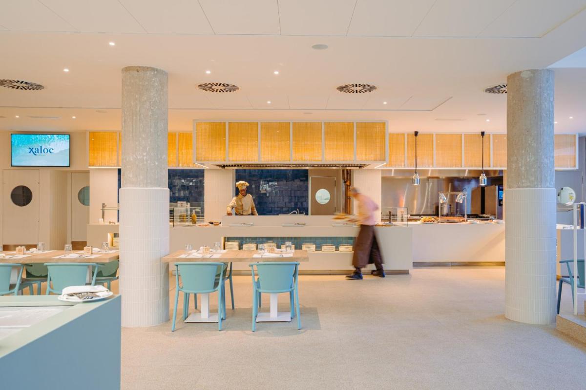Una cocina o zona de cocina en Blaumar Hotel