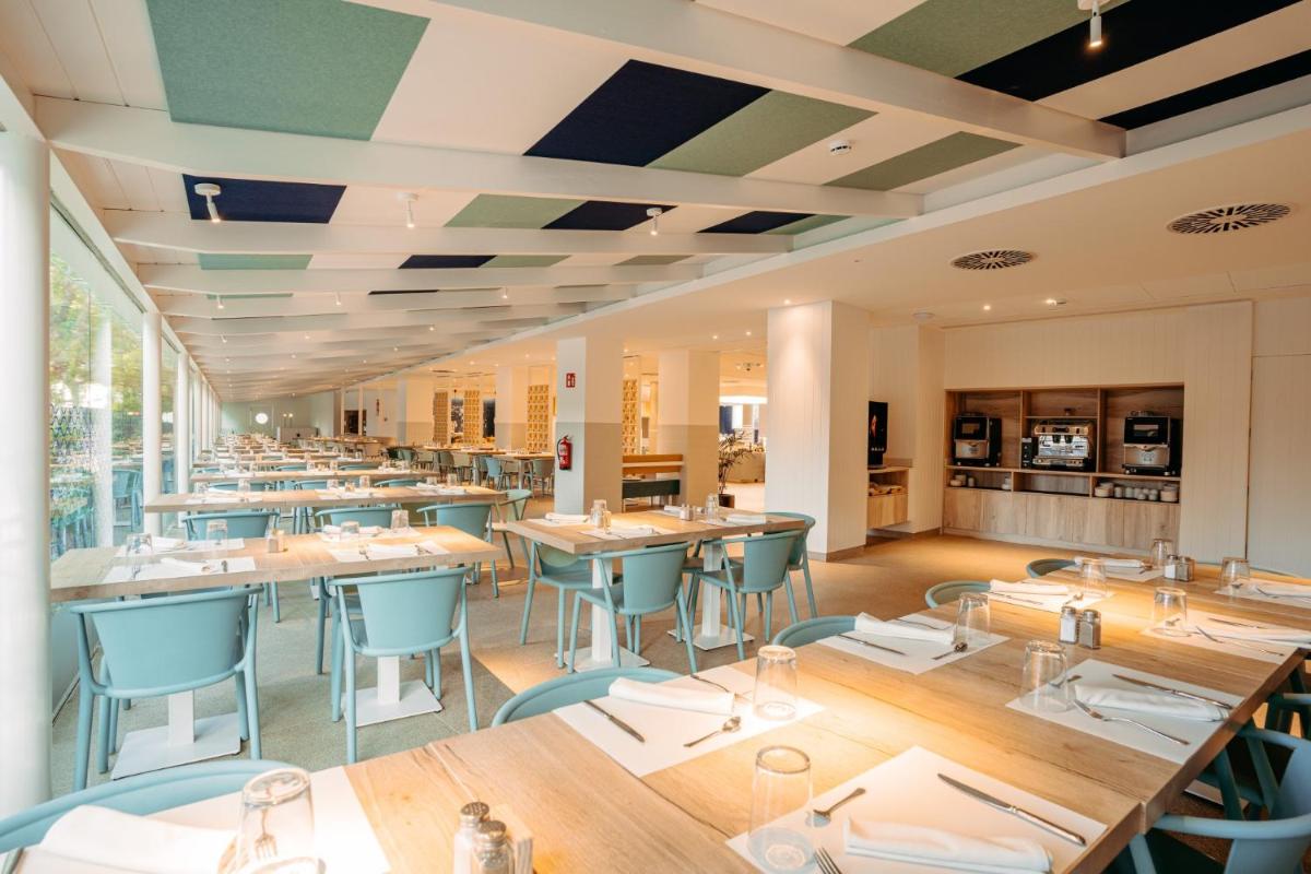 Un restaurante o sitio para comer en Blaumar Hotel