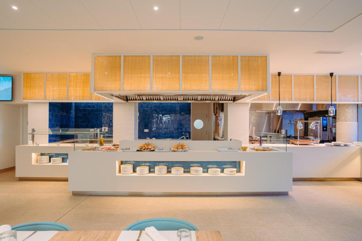 Una cocina o zona de cocina en Blaumar Hotel