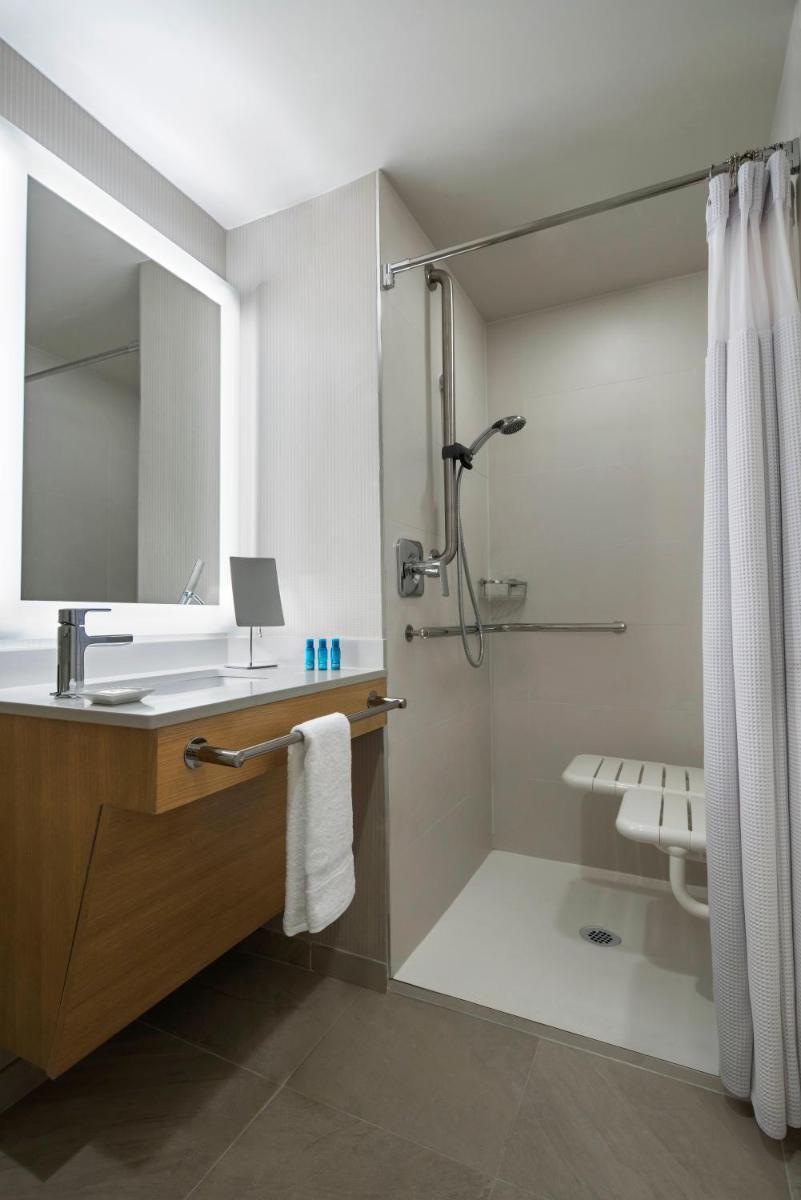 Delta Hotels by Marriott Richmond Downtown - Housity