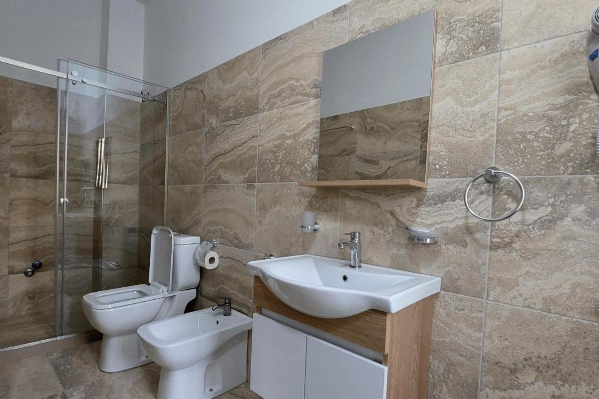 Guesthouse Lungomare Vlore - Housity