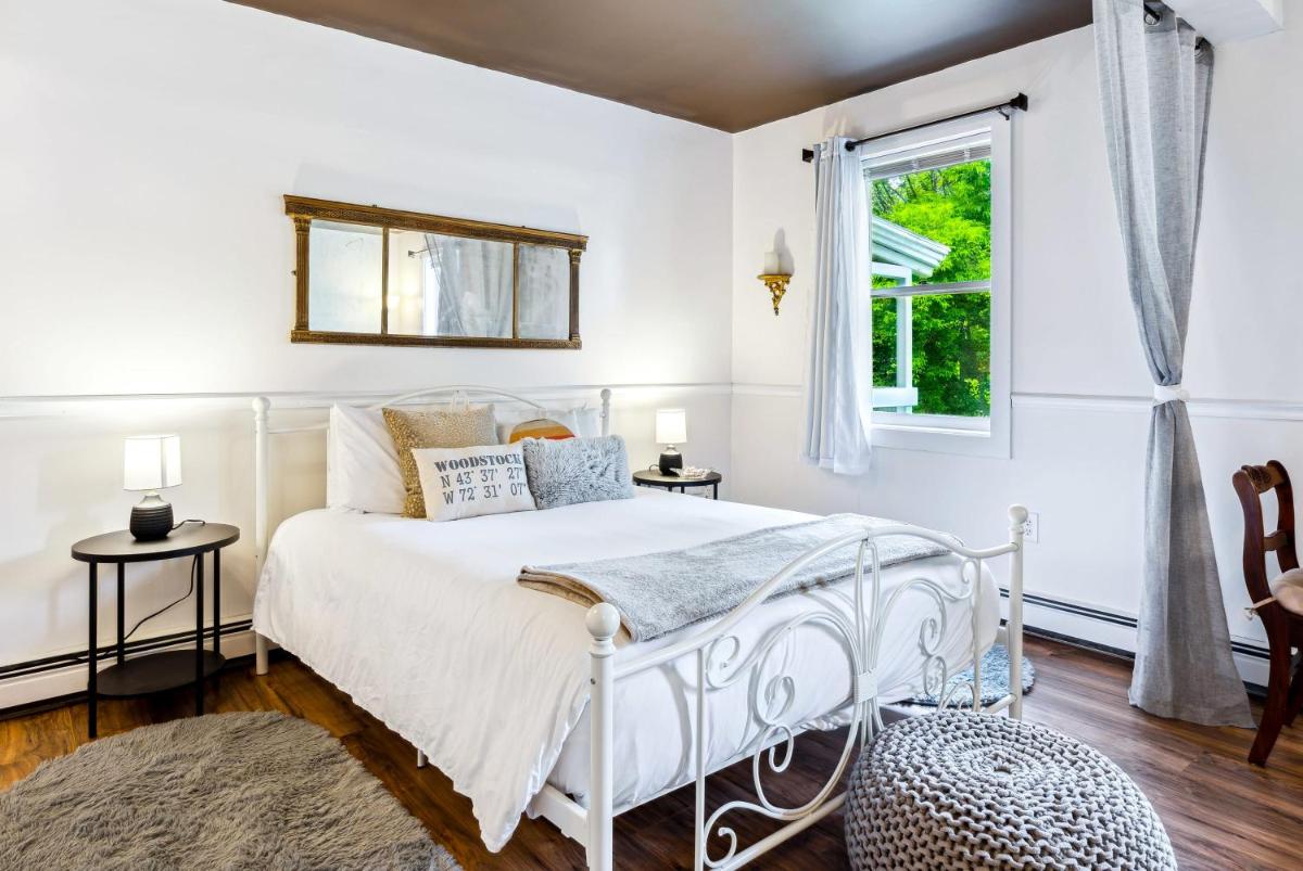 10 min to Mountains Queen Bed Woodstock Suite - Housity