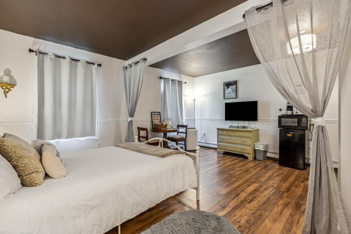 10 min to Mountains Queen Bed Woodstock Suite - Housity