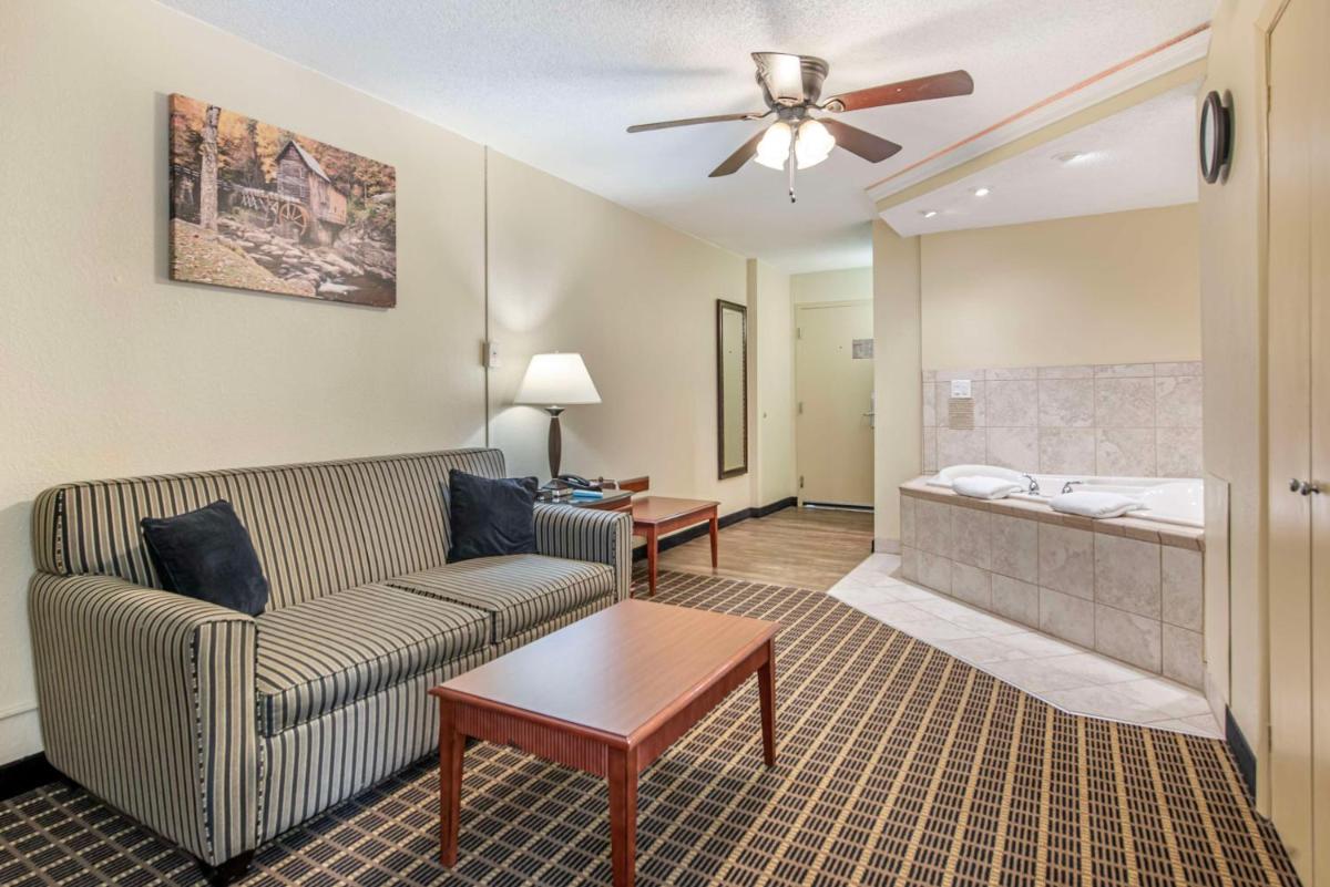 Best Western Plus Bridgeport Inn - Housity