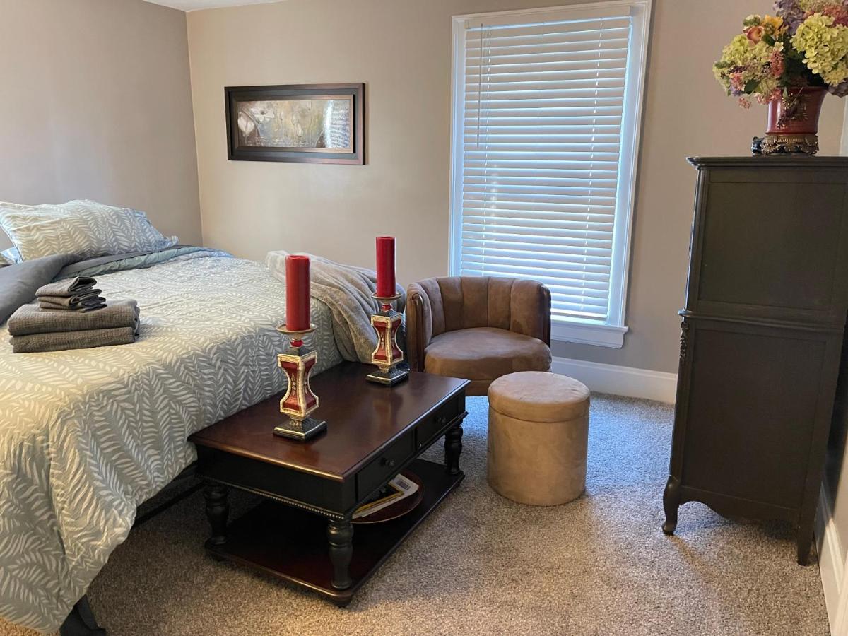 Blues Royal King Bedroom and SHARED Bathroom - Housity