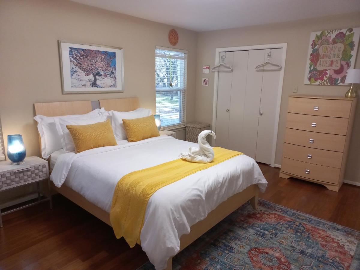 Suitetrails - Master Bedroom with King Bed-FREE-WiFi-Snack-Parkg in Relaxing Oasis