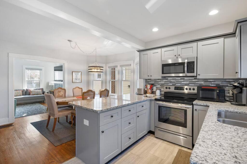 Minutes from U of L & Expo Center I Cozy I Updated - Housity