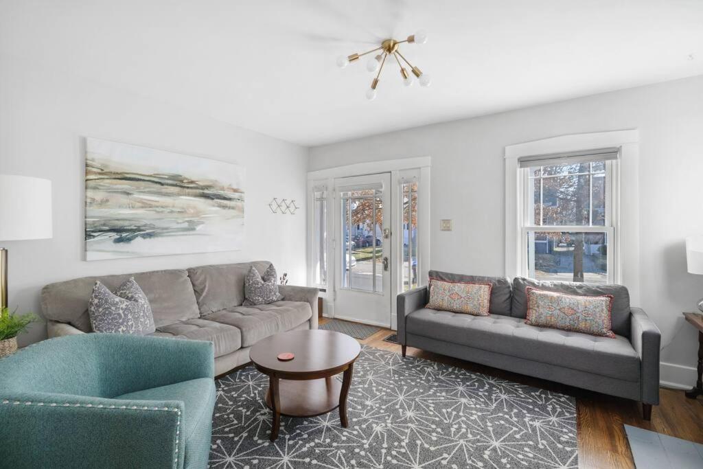 Minutes from U of L & Expo Center I Cozy I Updated - Housity