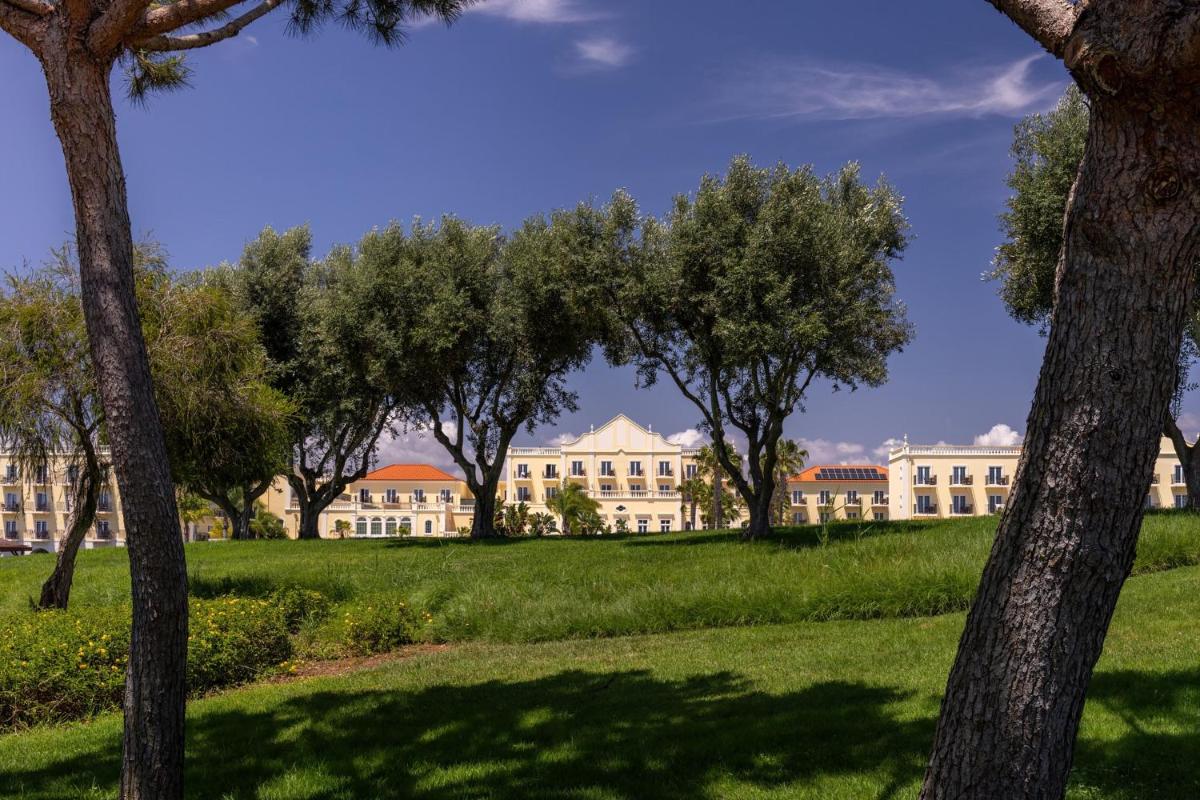 Um jardim no exterior de Domes Lake Algarve, Autograph Collection