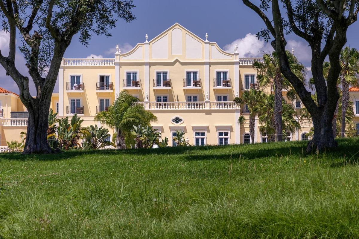 Um jardim no exterior de Domes Lake Algarve, Autograph Collection