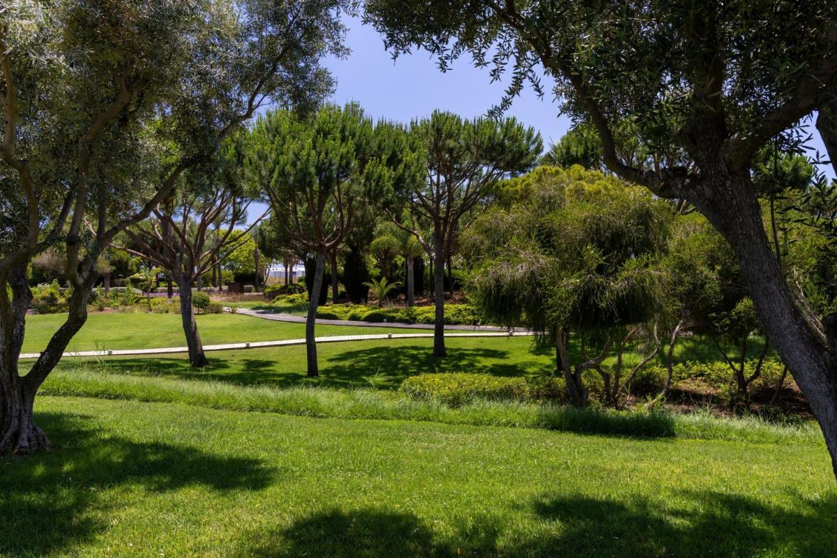 Um jardim no exterior de Domes Lake Algarve, Autograph Collection