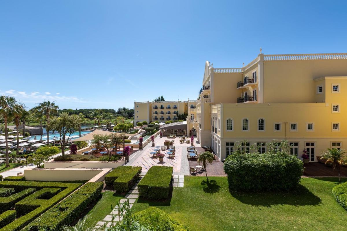 Um jardim no exterior de Domes Lake Algarve, Autograph Collection
