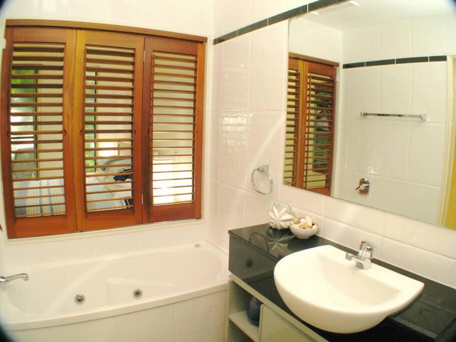 Beach House Apartment No 7 - Fabulous Location - Housity