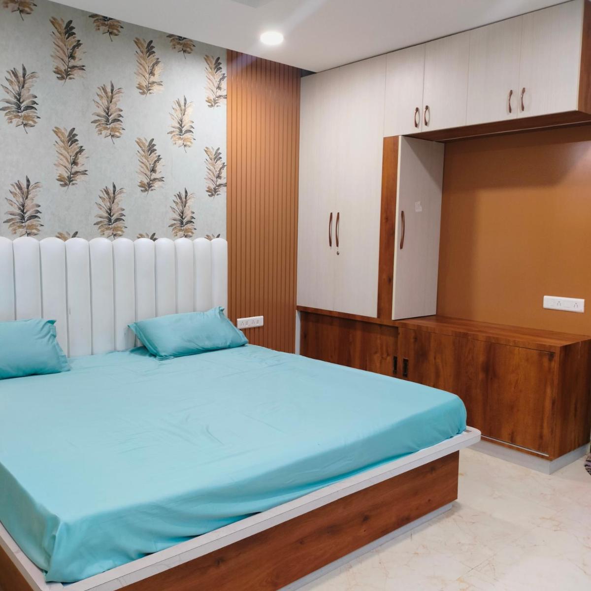 PM Guest House - Housity