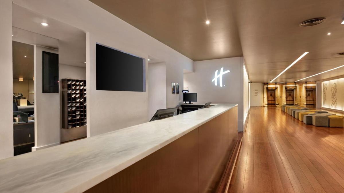 Uma televisão e/ou sistema de entretenimento em Holiday Inn Porto Gaia by IHG