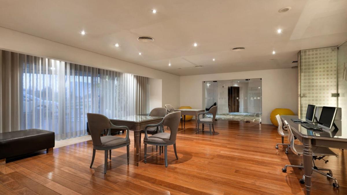 Uma área de estar em Holiday Inn Porto Gaia by IHG