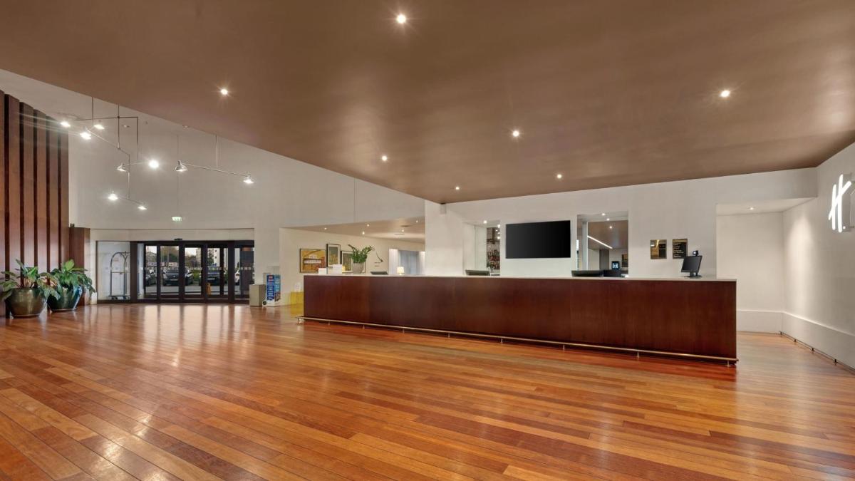 Uma televisão e/ou sistema de entretenimento em Holiday Inn Porto Gaia by IHG
