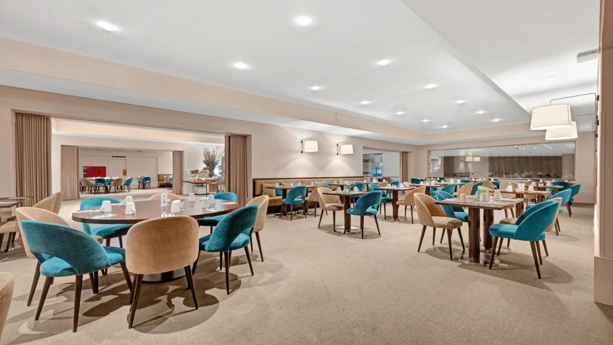 Um restaurante ou outro lugar para comer em Holiday Inn Porto Gaia by IHG