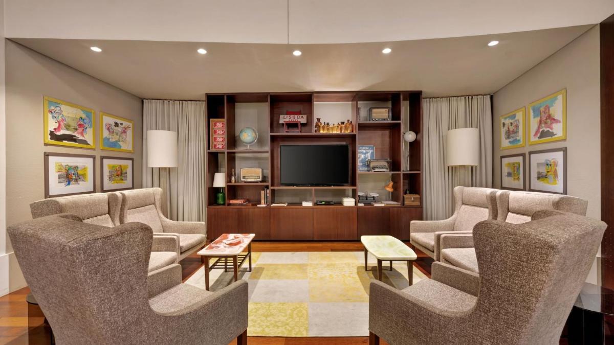Uma televisão e/ou sistema de entretenimento em Holiday Inn Porto Gaia by IHG