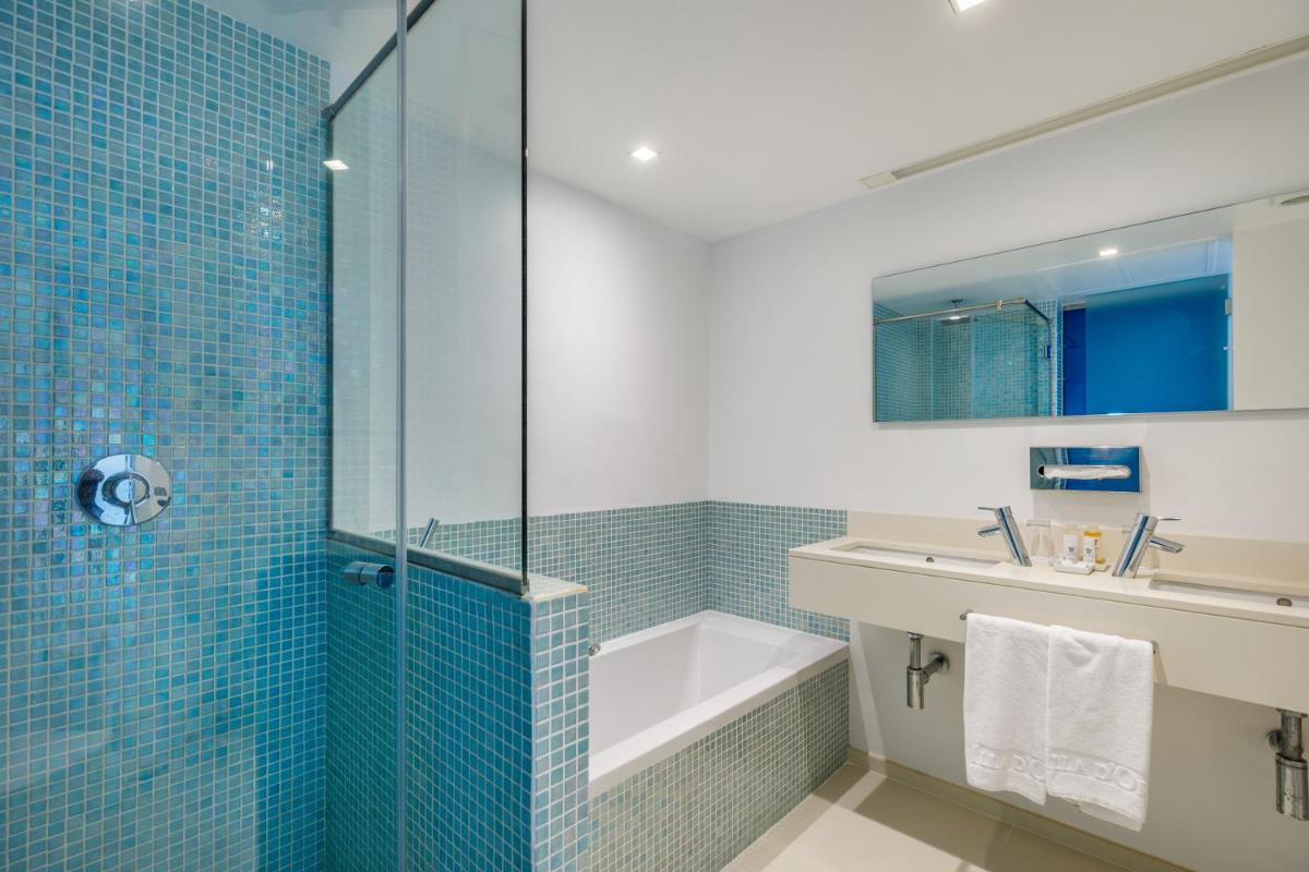 Un baño con ducha, bañera y lavabo. en Hotel Illa d'Or & Club Apts 4* Sup, en Puerto Pollensa