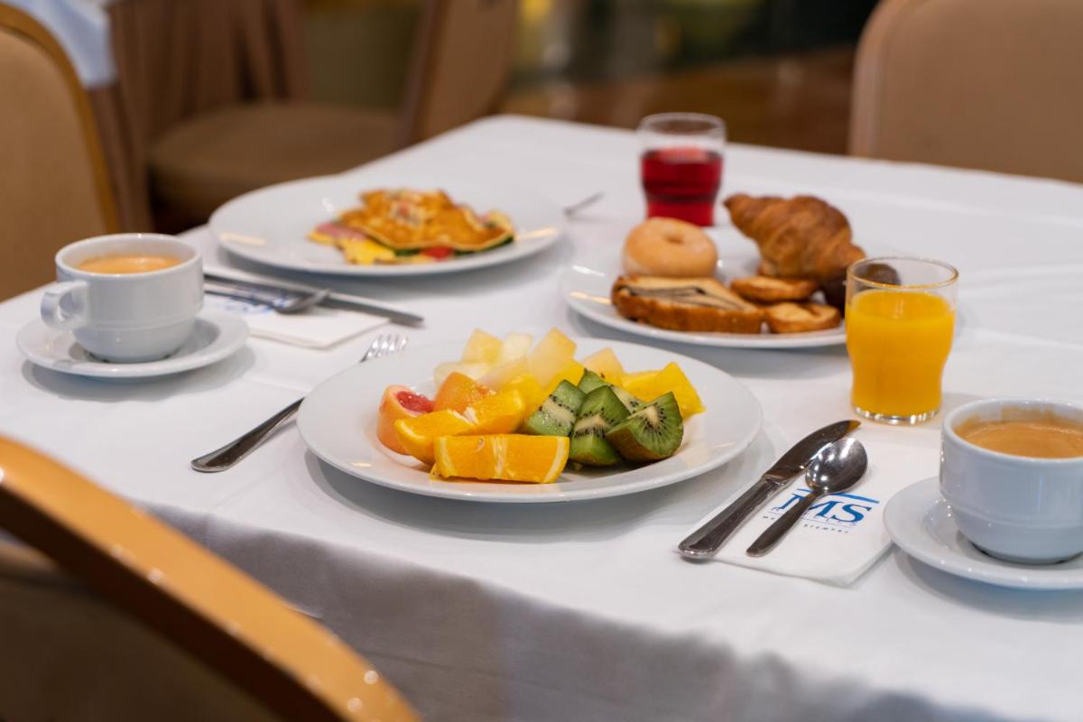 Comida en o cerca de este hotel